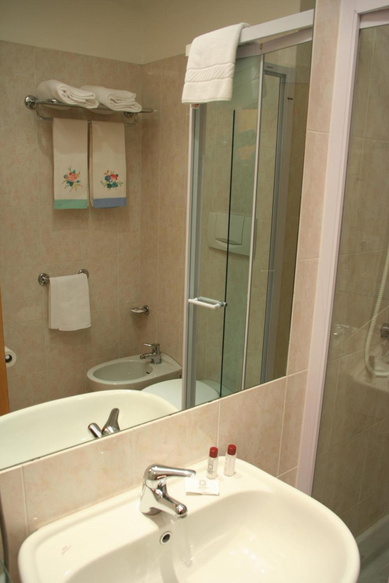 Twin Room,1209254227:JPEG