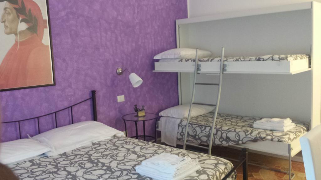 Quarto com 2 Camas de Solteiro e Banheiro Compartilhado