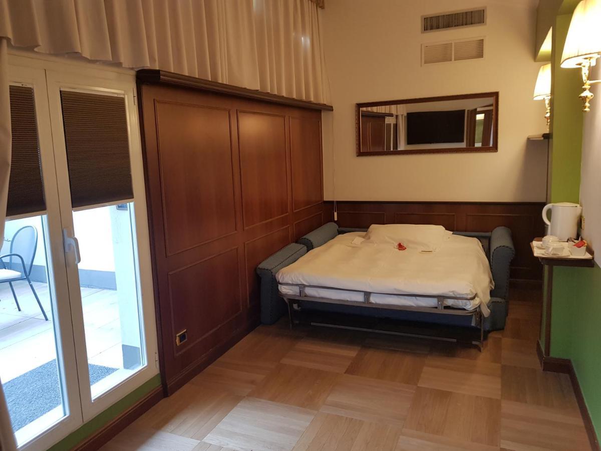 Family Room (2 Adults + 2 Children),1357634627:JPEG