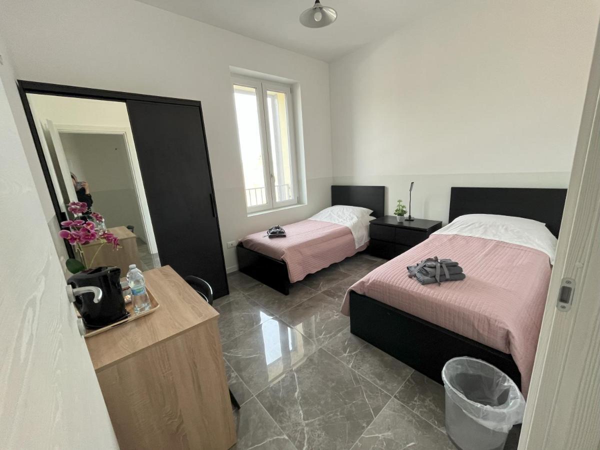 Quarto com 2 Camas de Solteiro e Banheiro Compartilhado