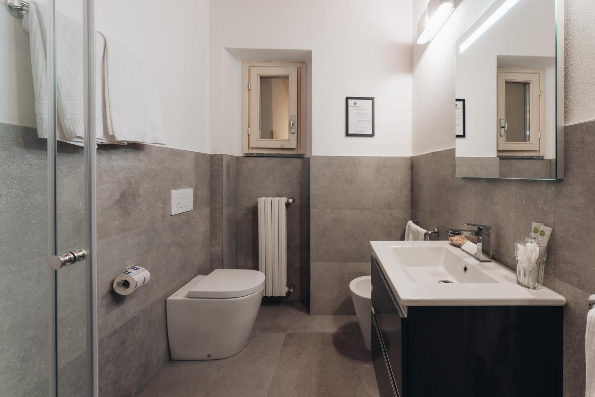 One-Bedroom Apartment Balcony,1501138204:JPEG