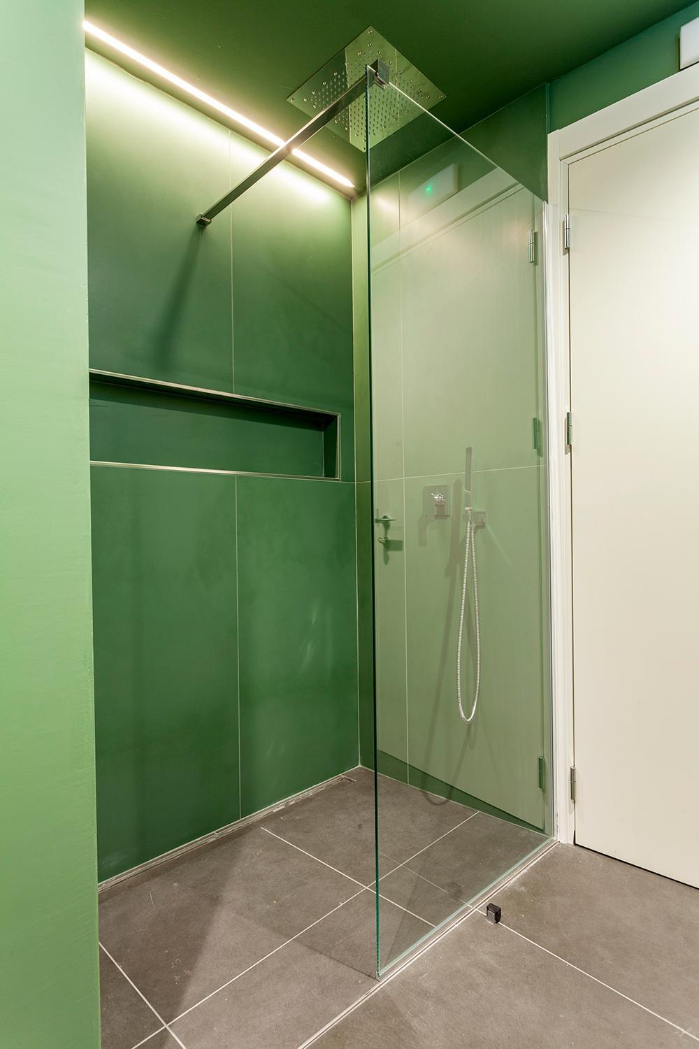 Deluxe Double Room Shower