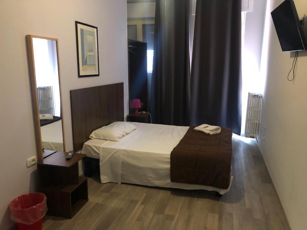 Single Room with Shared Bathroom,1758571101:JPEG