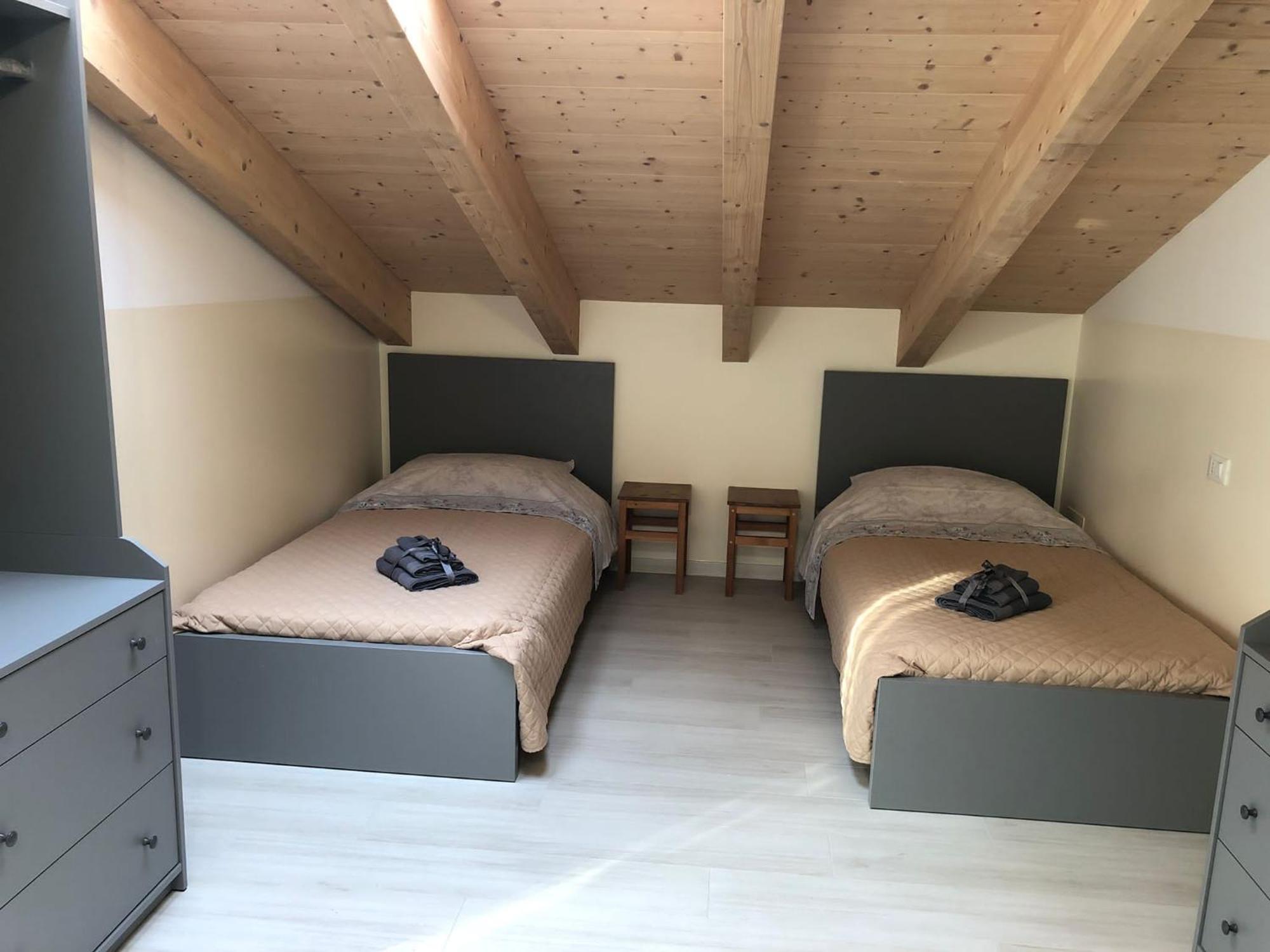 Quarto Standard com 2 Camas de Solteiro e Banheiro Compartilhado