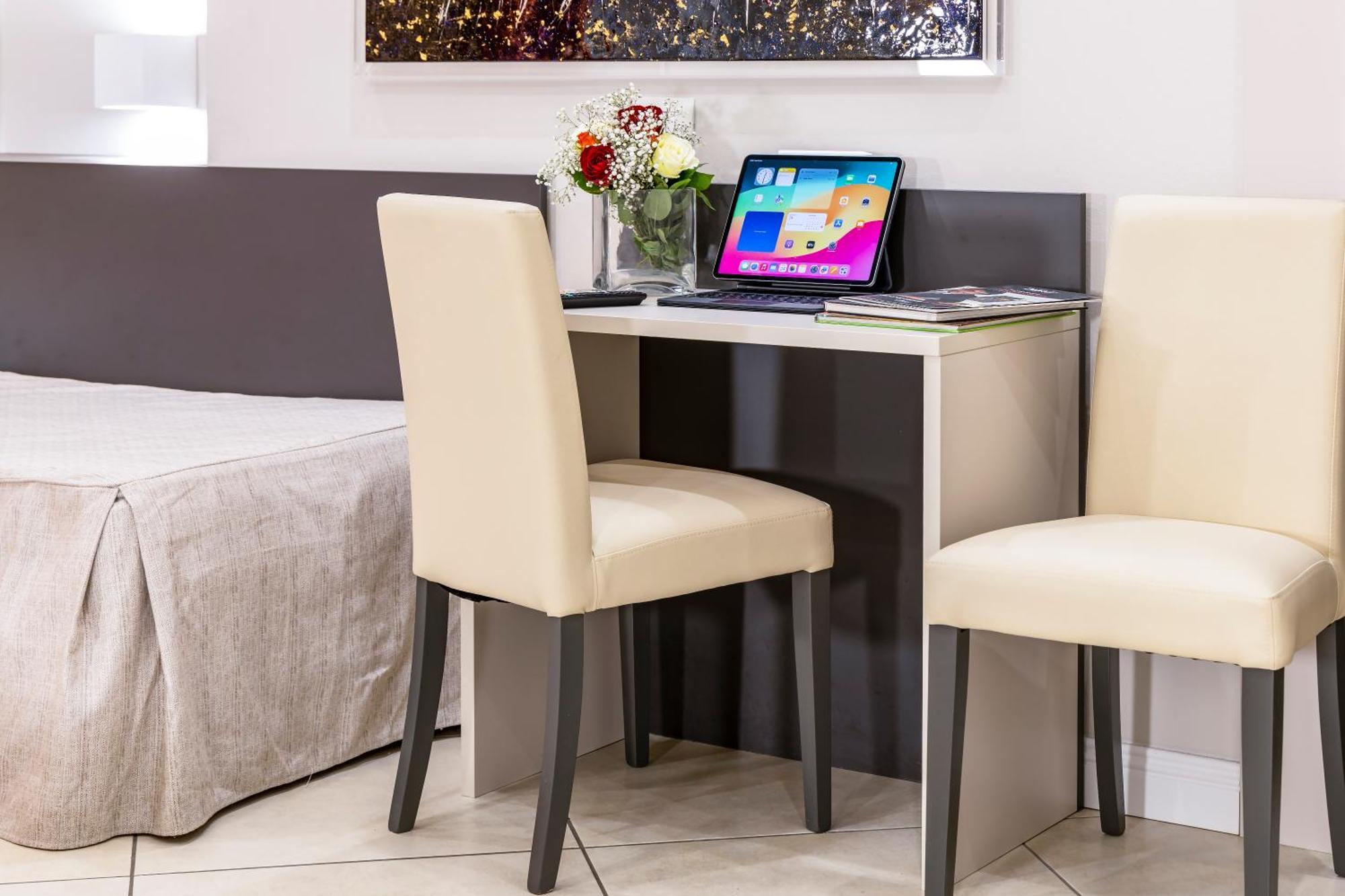 Twin Room,1627930607:JPEG