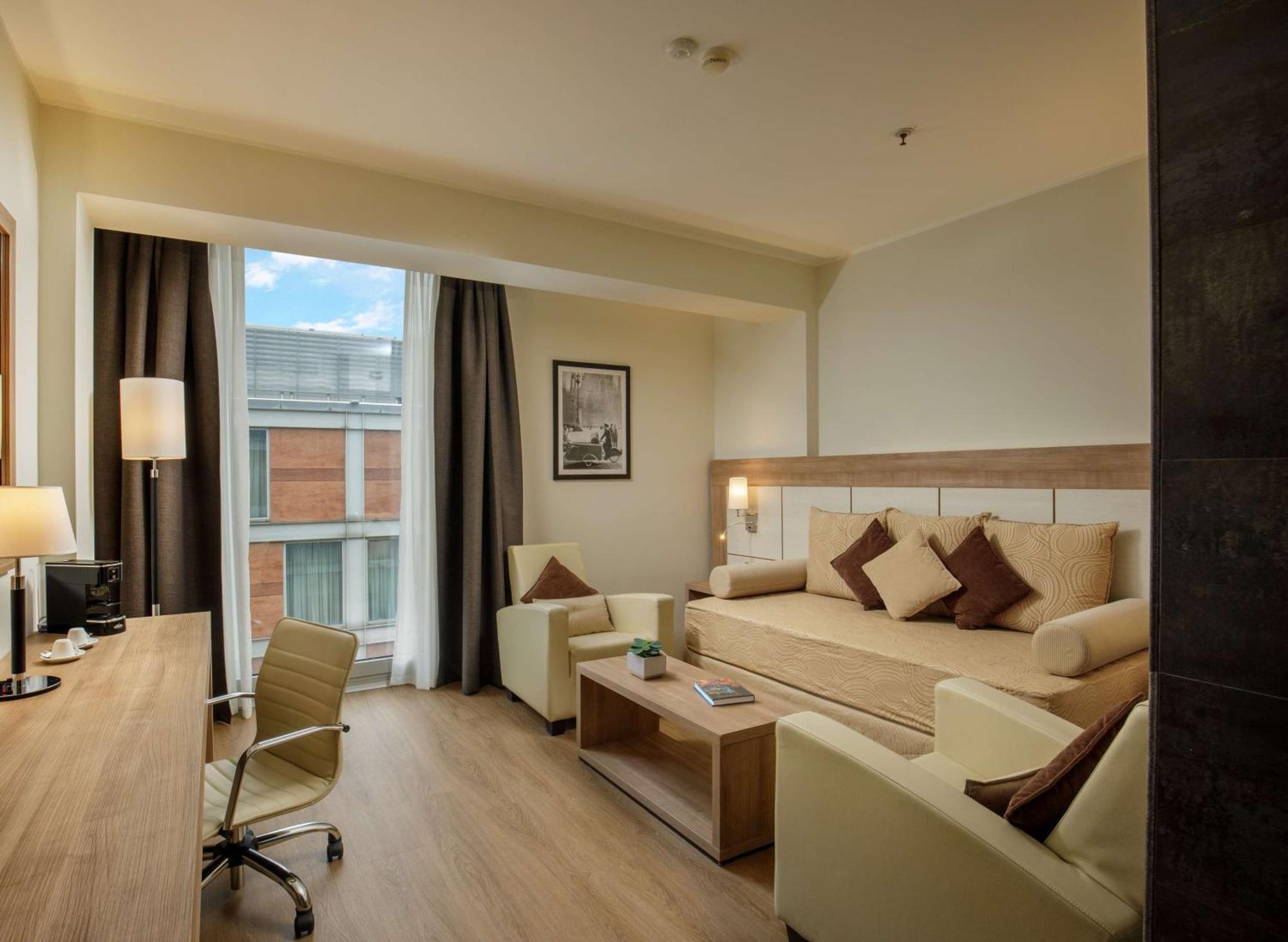 King Suite Lounge Area