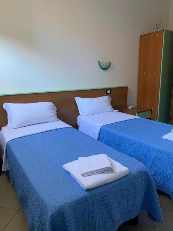 Quarto Econômico com 2 Camas de Solteiro