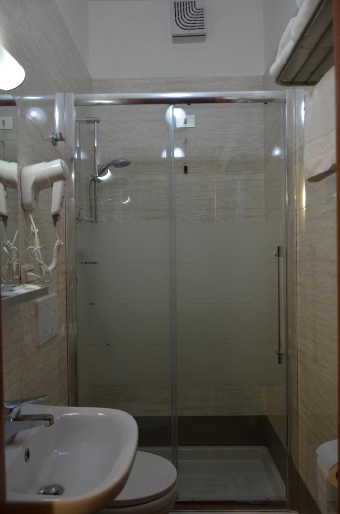 Twin Room,283579493:JPEG