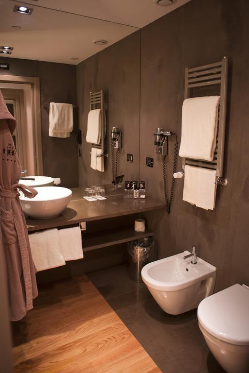 Standard King Room - Non-Smoking,665387694:JPEG