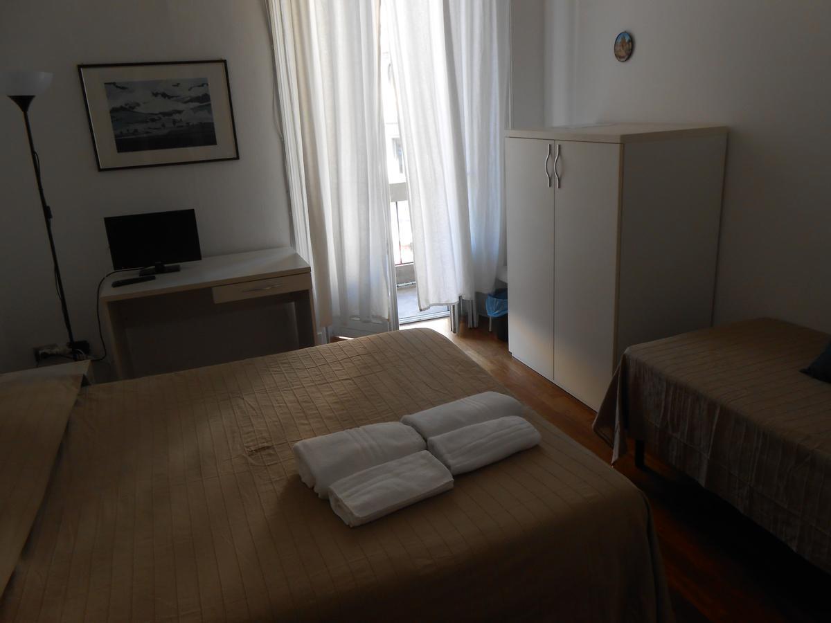Quarto Triplo com Banheiro Compartilhado