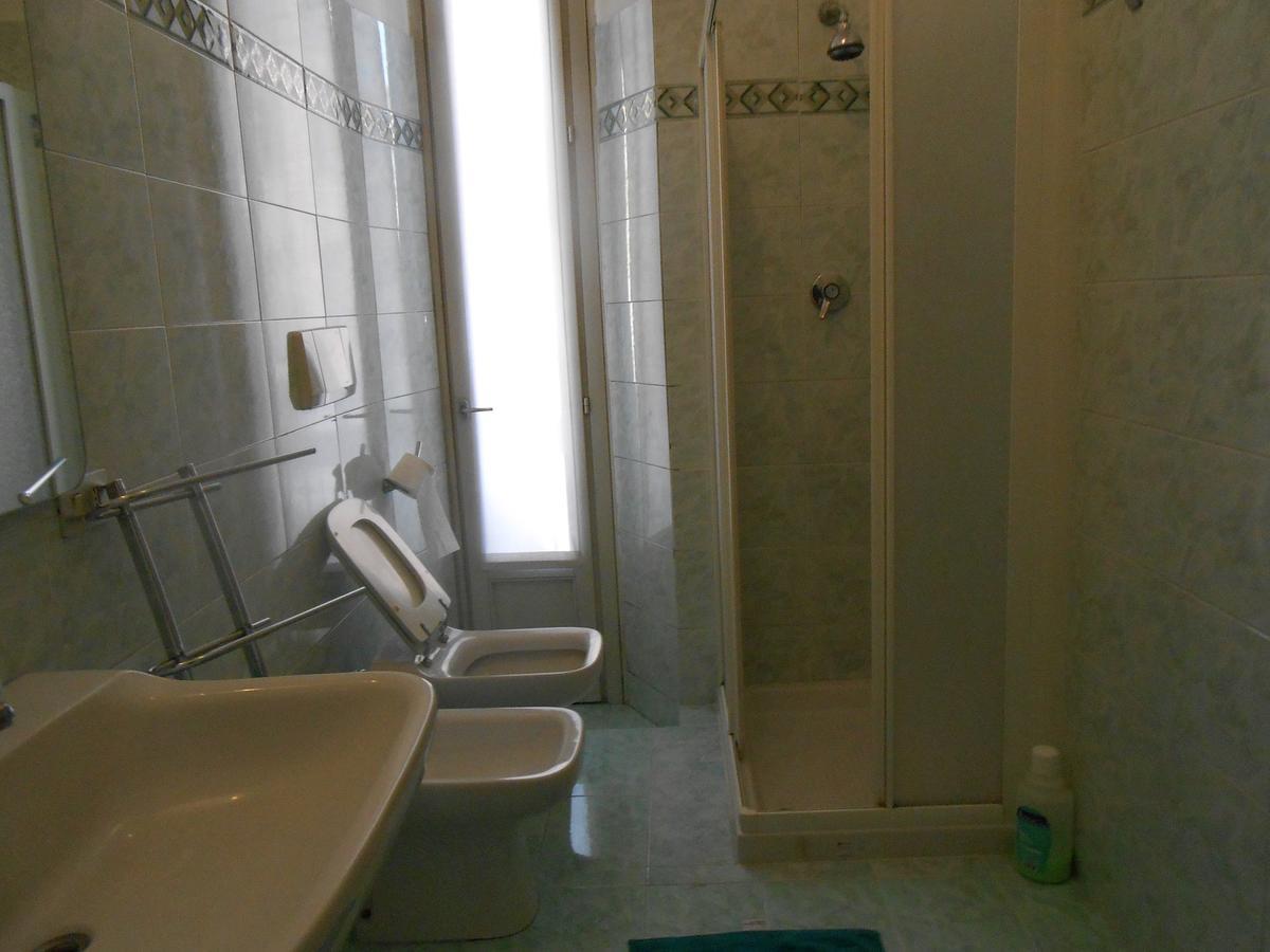 Quarto Duplo com Banheiro Compartilhado e Varanda.