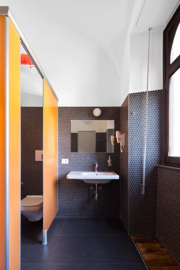 Cama en habitación compartida femenina de 6 camas