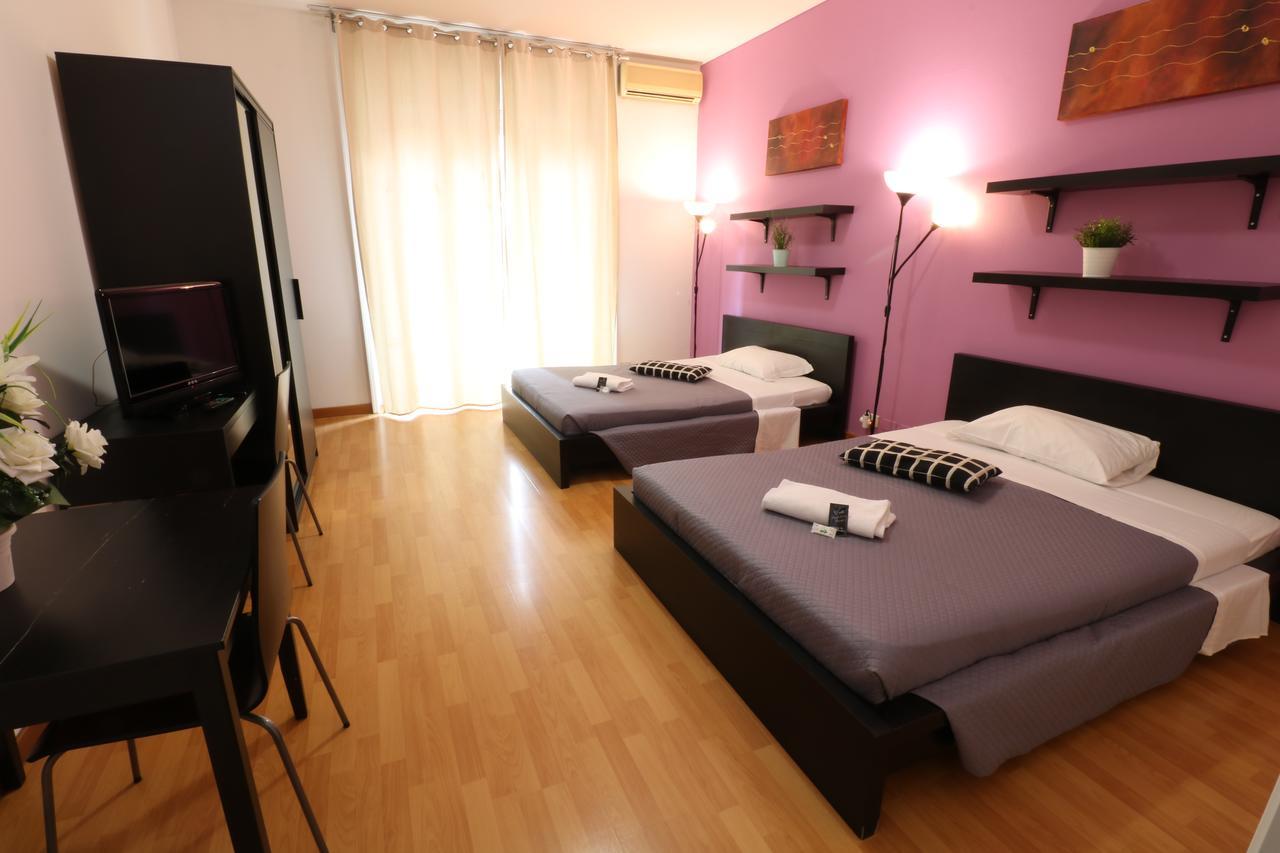 Twin Room with External Shared Bathroom