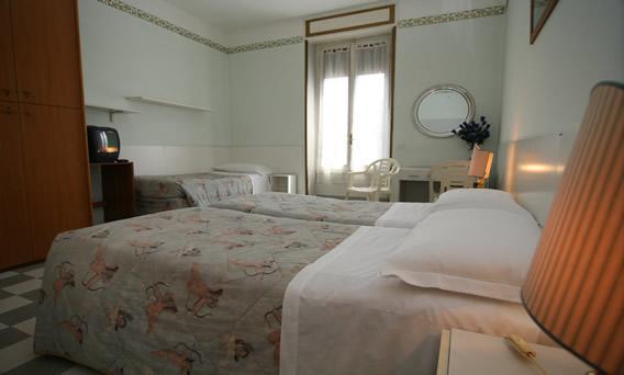 Quarto Triplo Básico com Banheiro Compartilhado