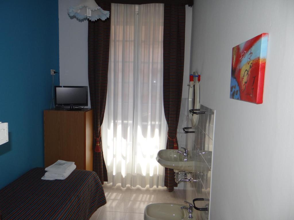 Single Room with Shared Bathroom,72014939:JPEG