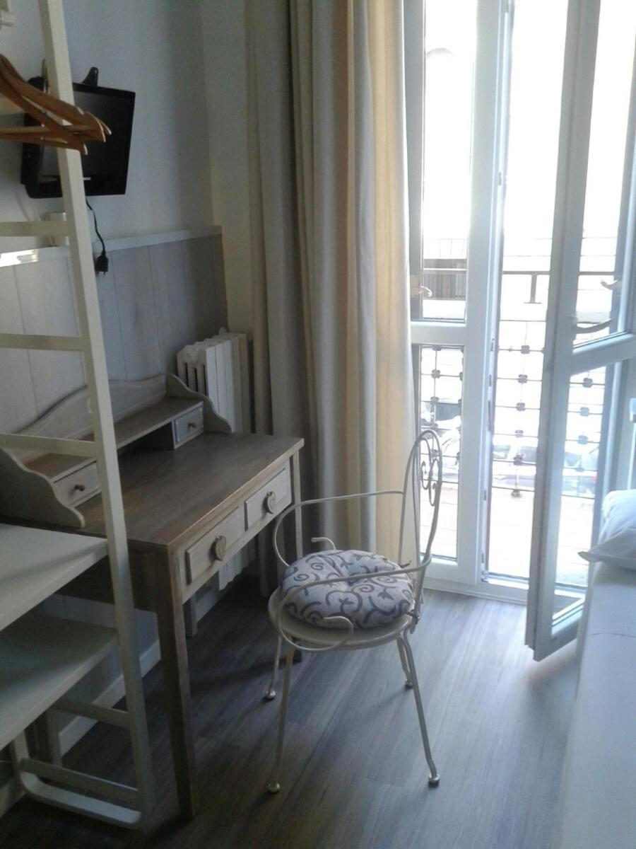 Single Room,744762949:JPEG