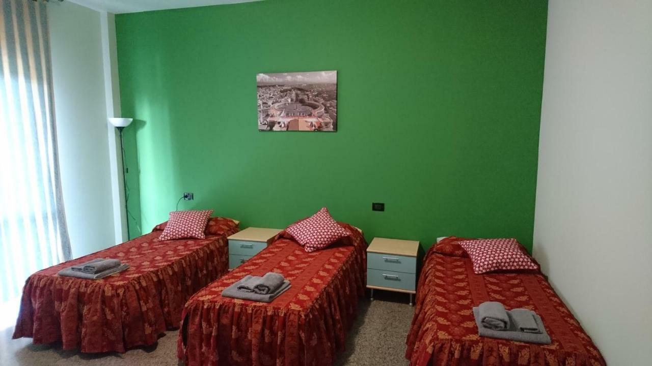 Basic Triple Room with Shared Bathroom