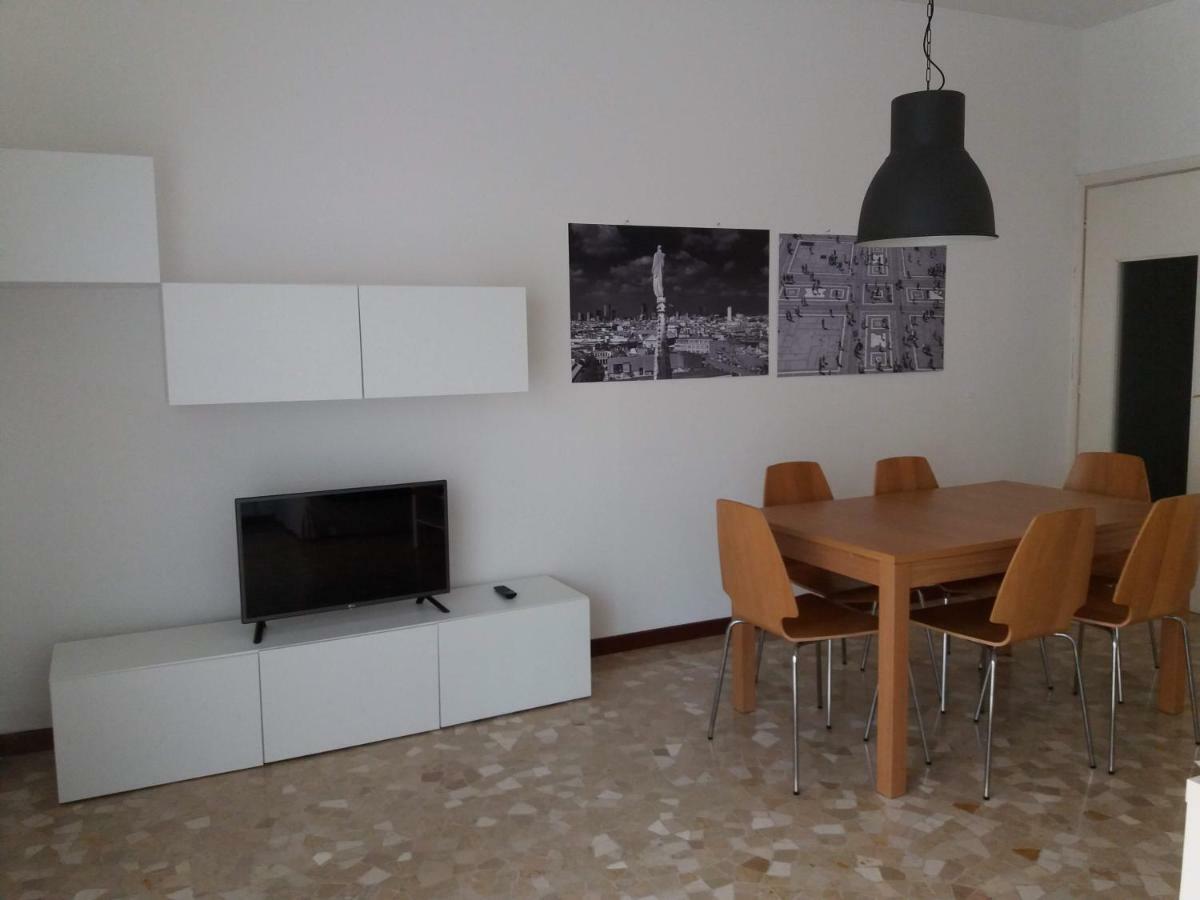 Two-Bedroom House,869398901:JPEG