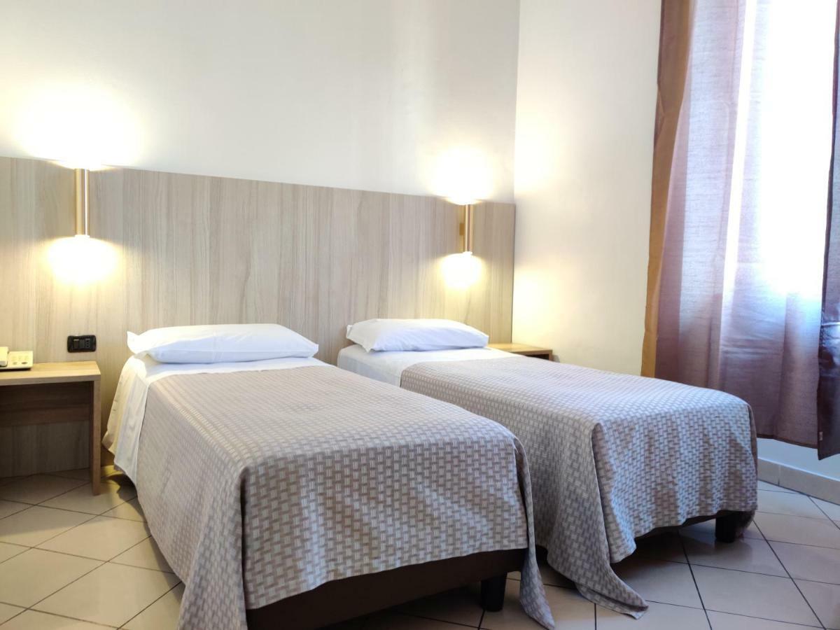 Twin Room,1698852107:JPEG