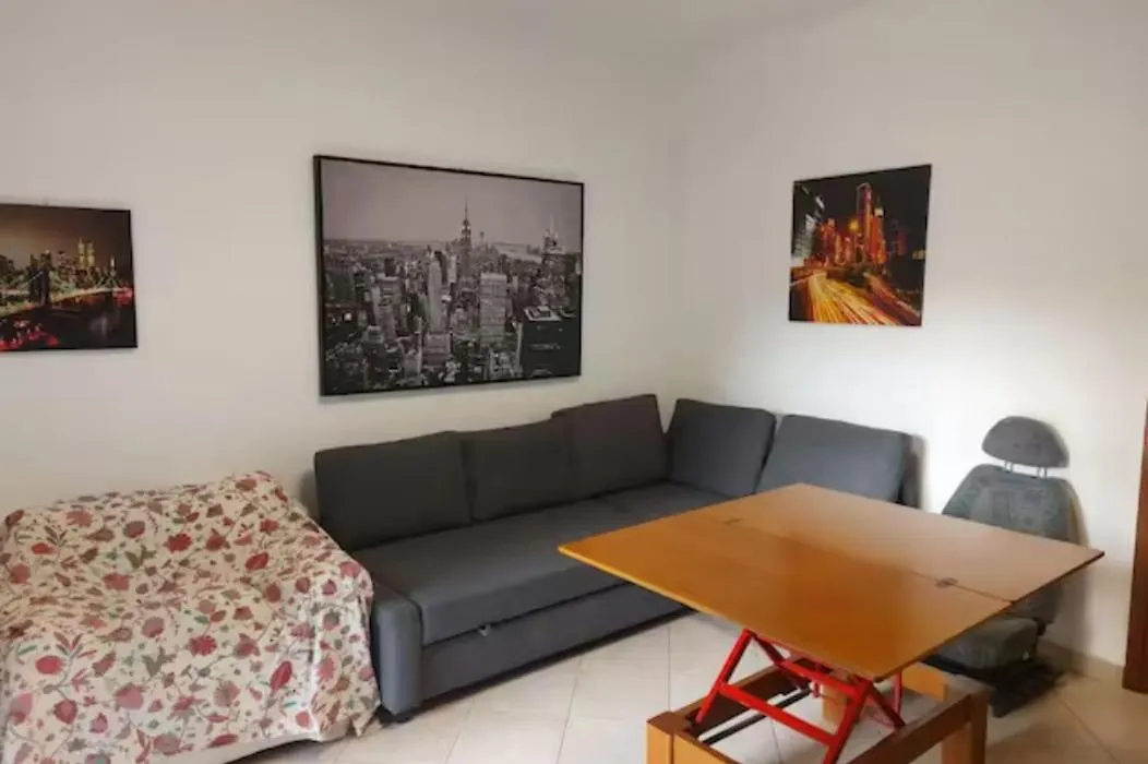 Sala Con Divano Matrimoniale Nel Verde Vicino Alla Metro-1
