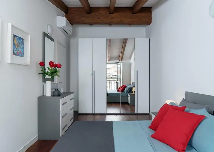 Large Apartment In Milan Center